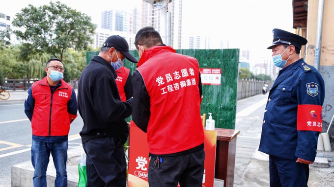 筑牢疫情防控線 學(xué)史力行勇?lián)? class=