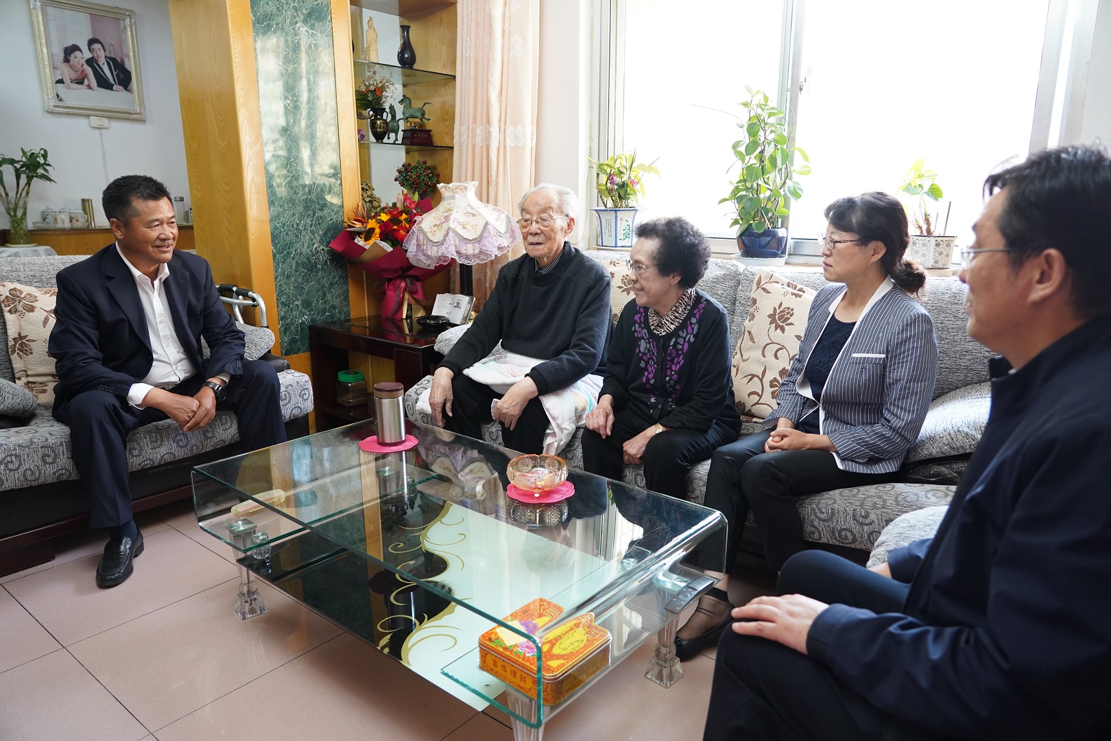 集團公司領(lǐng)導(dǎo)走訪慰問老干部