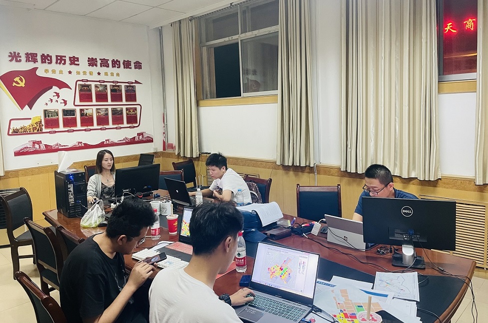 1629078214838022514.jpg 深夜工作現(xiàn)場.jpg